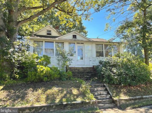 201 Cedar Ave, Somerdale, NJ 08083-1001