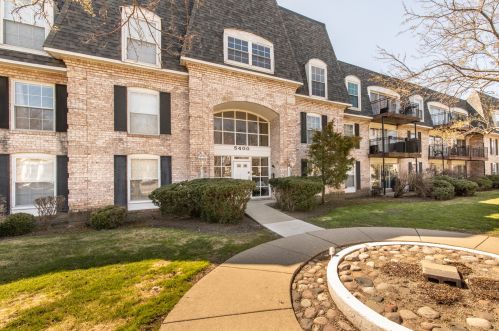5400 Carriageway Dr, Rolling Meadows IL  60008-3991 exterior