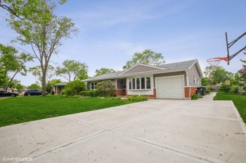 59 Woodcrest Ln, Elk Grove Vlg, IL 60007-1423