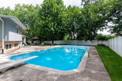 679 Glen Haven Ln, Glendale Heights, IL 60137-6818