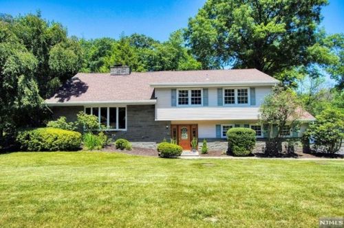 136 Fawnhill Rd, Upper Saddle River, NJ 07458-1517