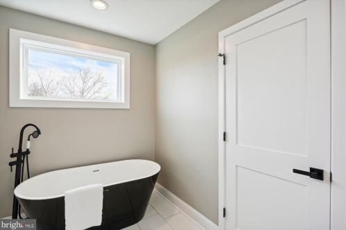 6615 Gude Ave, Silver Spring MD 20912-4827 exterior