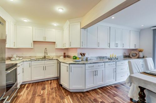 120 Carriage Way Dr, Willowbrook, IL 60527-5737