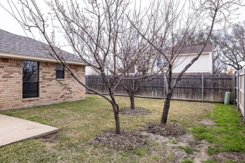 7621 Pear Tree Ln, Fort Worth TX  76133-7462 exterior