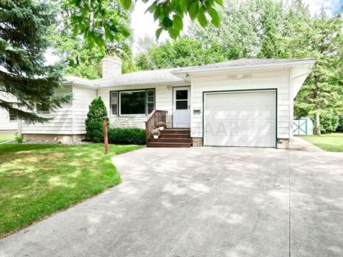610 18th St, Moorhead, MN 56560-2338