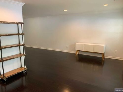 2116 Henry Ct, Mahwah, NJ 07430-3807