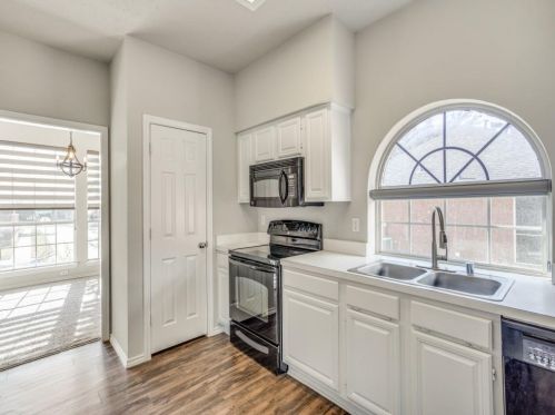 1420 Mapleview Dr, Carrollton TX 75007-6019 exterior