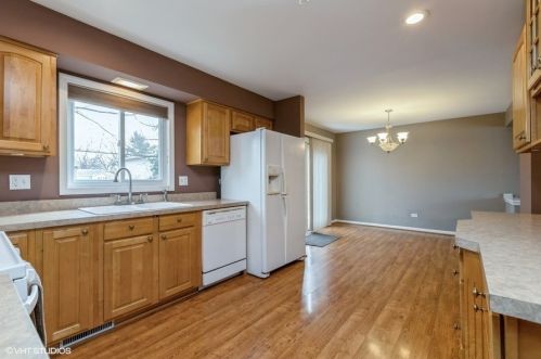 661 Eletson Dr, Bull Valley, IL 60014-7490