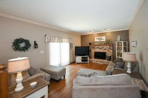 885 Chatham Dr, Carol Stream IL  60188-2979 exterior