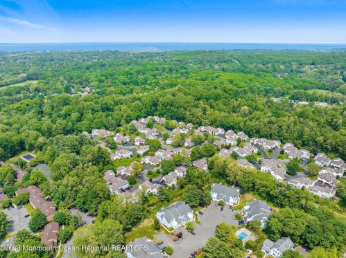 4 Westminster Ln, Middletown, NJ 07748-3527