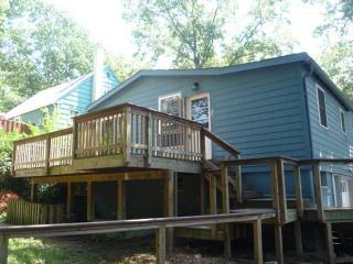 25 Mohawk St, Coventry, RI 02816-5557