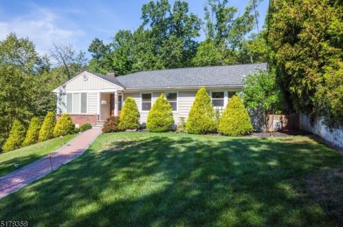 1622 Larkspur Dr, Mountainside, NJ 07092-1347