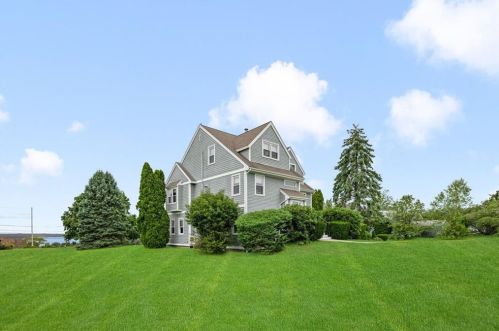 1304 Fairway Dr, Middletown, RI 02842-4587