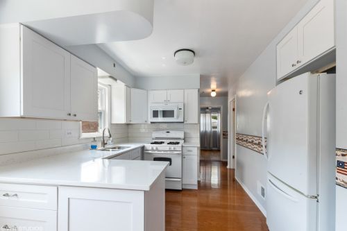 10714 Sacramento Ave, Chicago, IL 60655-2120