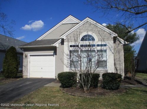 5 Geoffrey Ct, Lakehurst, NJ 08759-6044