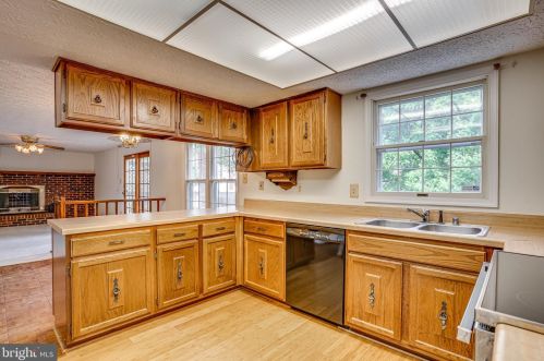 6315 Falling Brk Dr, Springfield VA  22015-4033 exterior