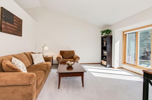 2284 Jennifer Ln, Saint Paul, MN 55109-2850