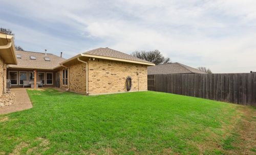 1932 Chesham Dr, Carrollton TX 75007-2403 exterior