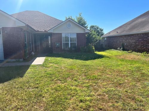 2208 Mangum St, Commerce, TX 75428-3504