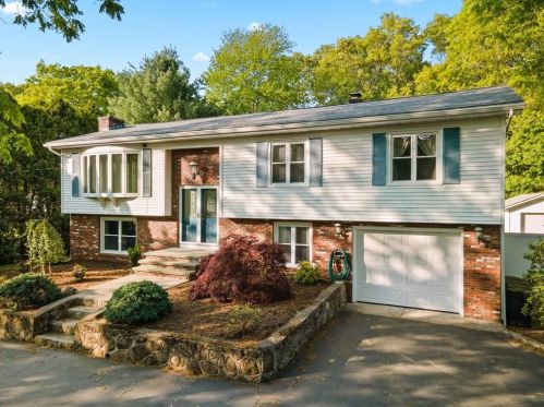 36 Lincoln Dr, Providence, RI 02919-2863