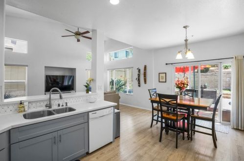 812 Daybreak Pl, Vista CA  92084-3347 exterior