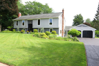 242 Pilgrim Ln, Southington, CT 06489-1327