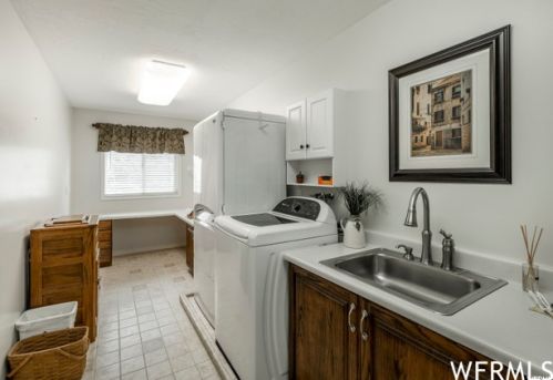 6 Mistywood Ln, Sandy UT 84092-4850 exterior