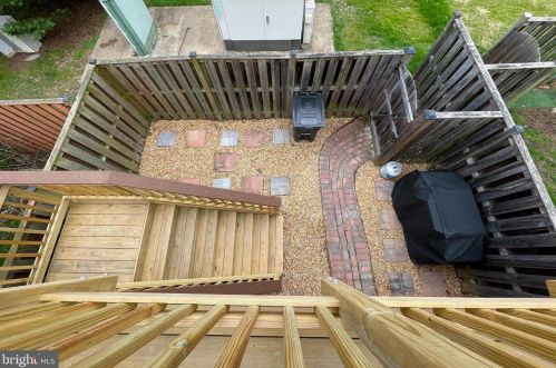 8816 Ridge Hollow Ct, Springfield VA  22152-1424 exterior