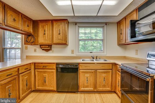 6315 Falling Brk Dr, Springfield VA  22015-4033 exterior