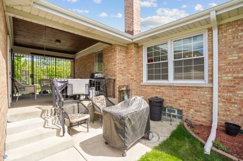 6800 Oakton Ct, Niles IL  60714-3013 exterior