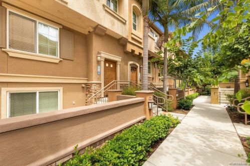 1039 Loretta Ln, Carlsbad, CA 92008-3595
