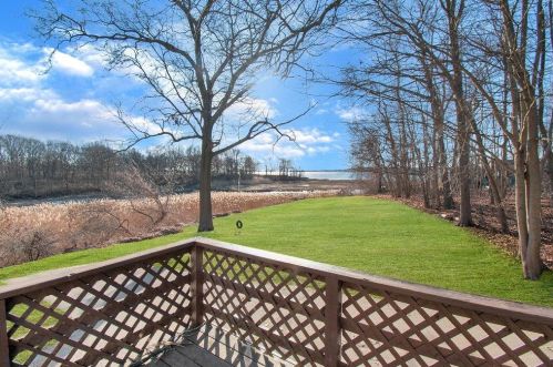 21 Walton Ave, Warwick, RI 02886-9026
