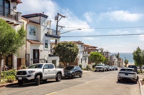 216 1st St, Manhattan Beach, CA 90266-6527