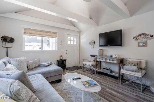 3534 Ocean Dr, Oxnard CA  93035-4345 exterior