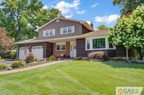 10 Hyannis Dr, Old Bridge, NJ 08857-2639