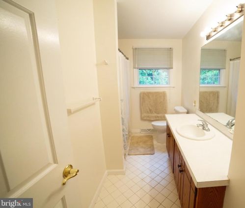 102 Suncrest Rd, Lancaster PA  17601-4834 exterior