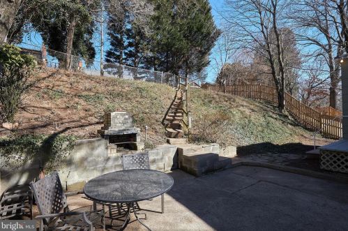 221 Dl Dr, Silver Spring MD 20910-1501 exterior