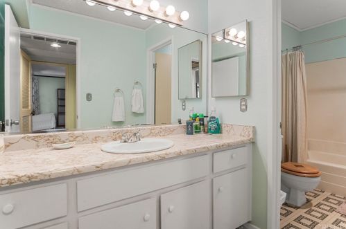 320 Stocker St, Glendale CA  91202-2408 exterior