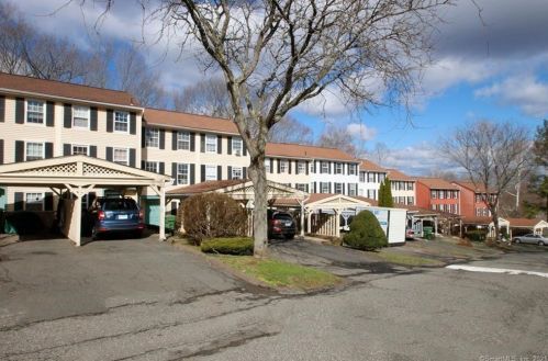 16 Rising Trail Dr, Middletown, CT 06457-1670
