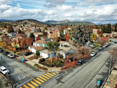 1281 Red Hawk Dr, Gilroy, CA 95020-8207
