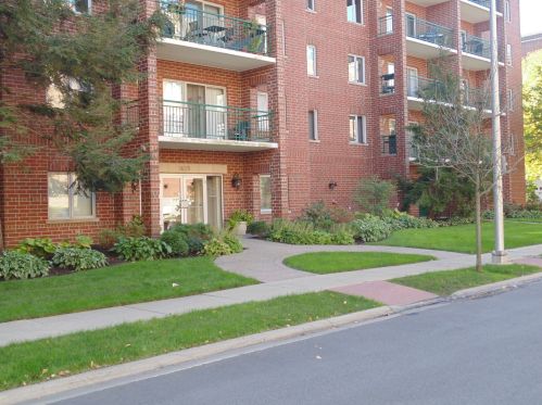 1685 Mill St, Des Plaines, IL 60016-4717