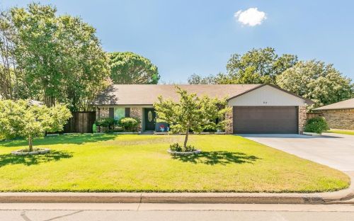 912 Meadowlark Ln, Granbury, TX 76048-2513