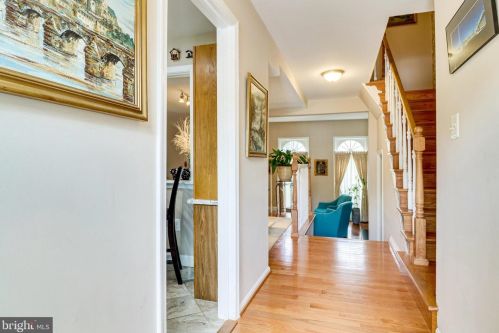 8065 Powderbrook Ln, Springfield, VA 22153-2927