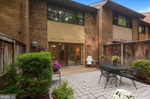 2029 Headlands Cir, Herndon, VA 20191-3640