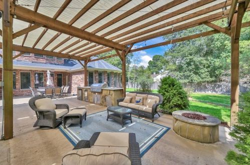 9010 Willow Spg Ln, Conroe TX  77302-3496 exterior
