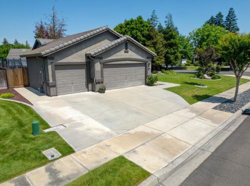 2303 Summer Garden Ln, Turlock, CA 95382-9748