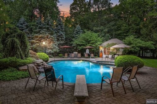 17 Hampshire Rd, Mahwah, NJ 07430-2562
