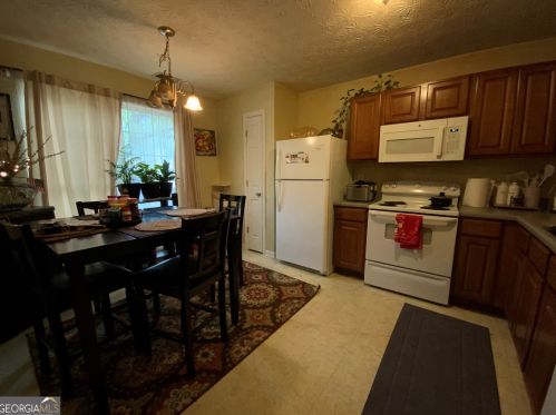 2805 Valley Green Dr, Gainesville, GA 30504-8275