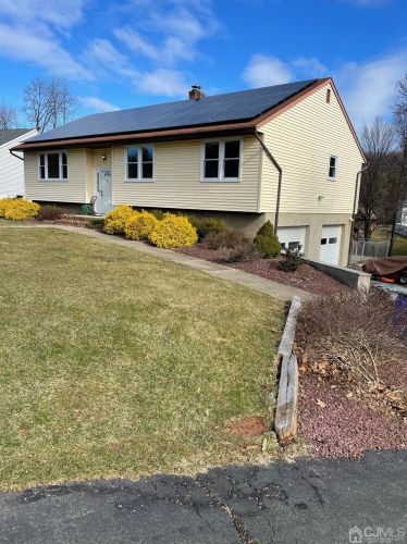 2 Winnie Ct, Edison, NJ 08820-2113