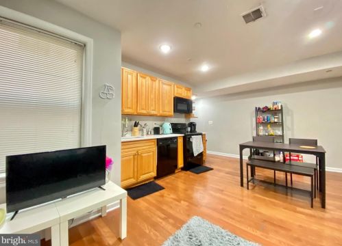 2019 17th St, Philadelphia, PA 19121-2341